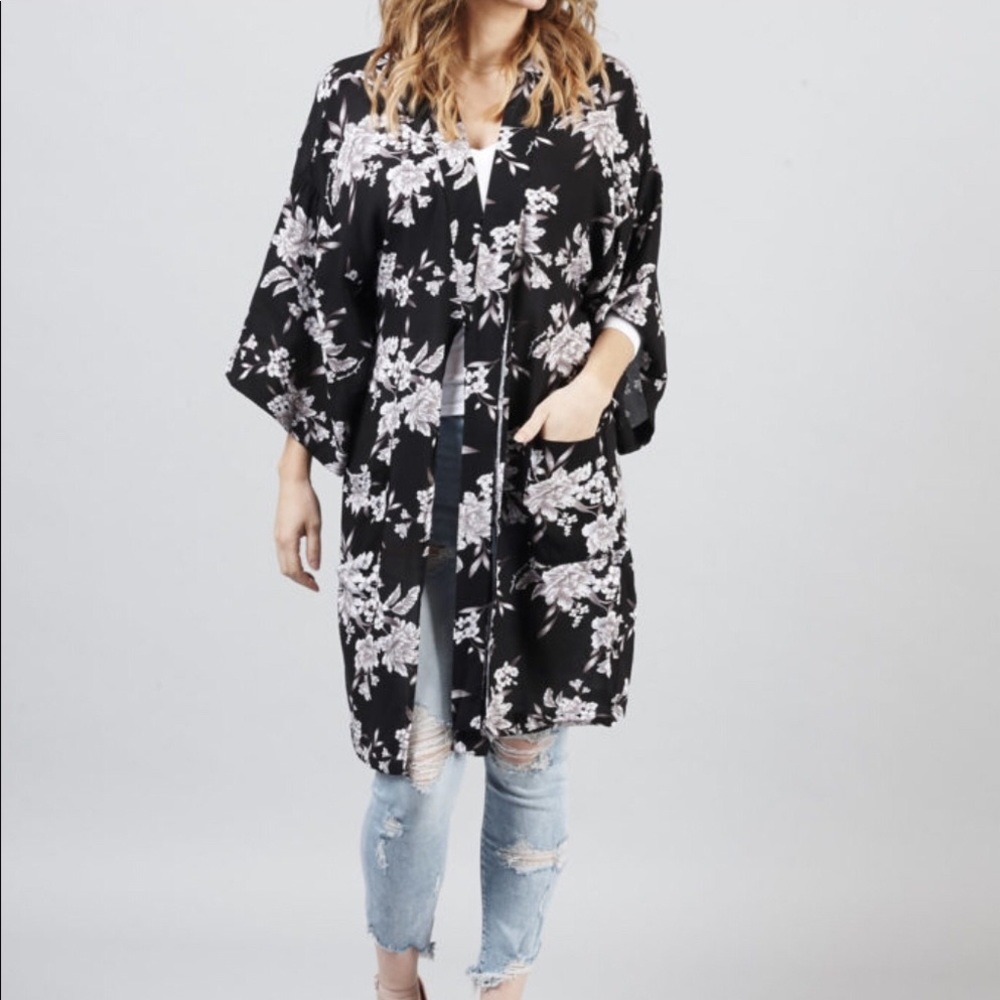 3/$15 SPIRITUAL GANGSTER Maya black floral kimono OS